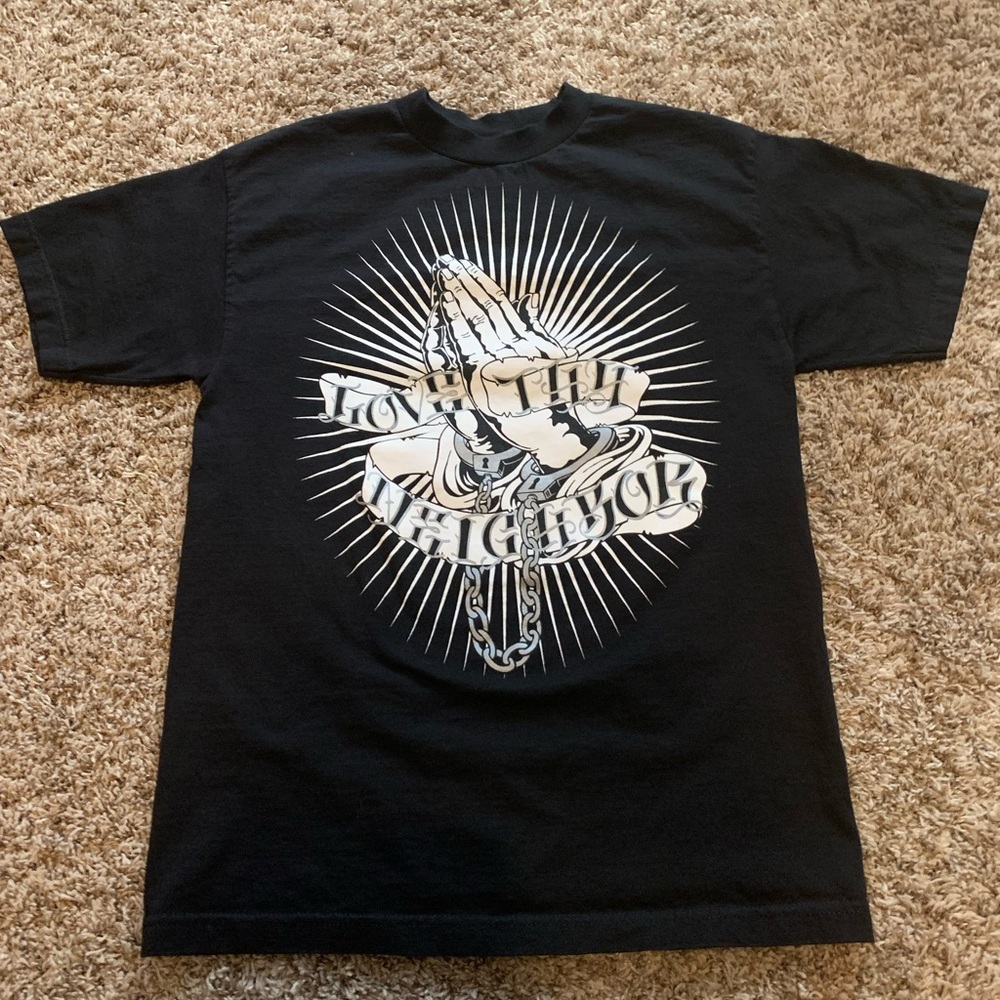 Rogue status love thy neighbor praying hands shirt size medium